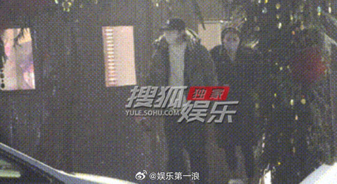 俞灏明王晓晨聚餐牵手离开 俞灏明王晓晨被拍到聚餐牵手离开。 