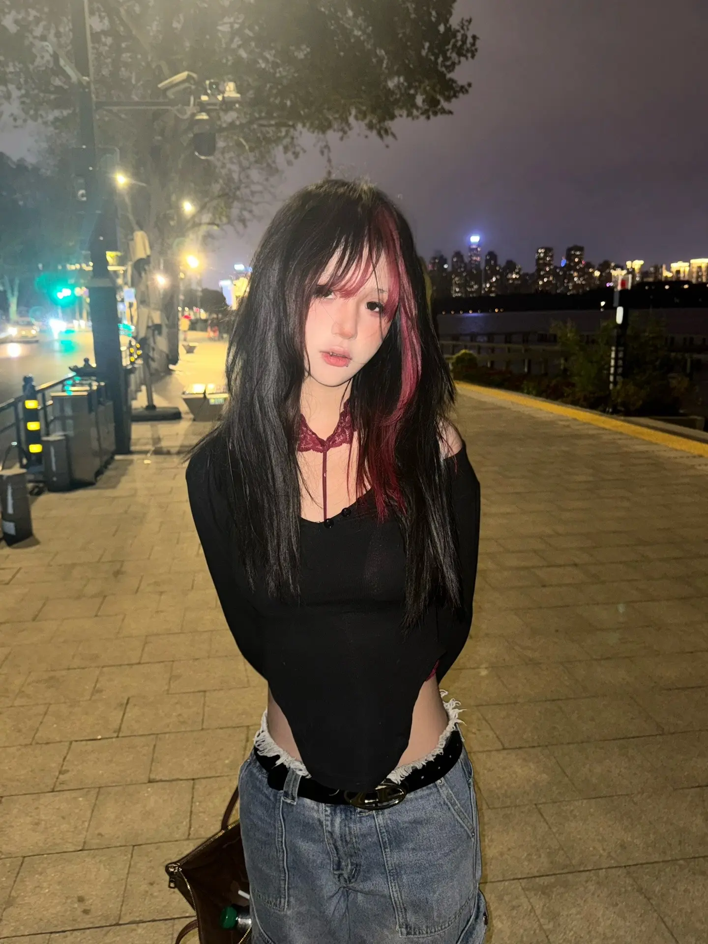 看起来总是那么难过。