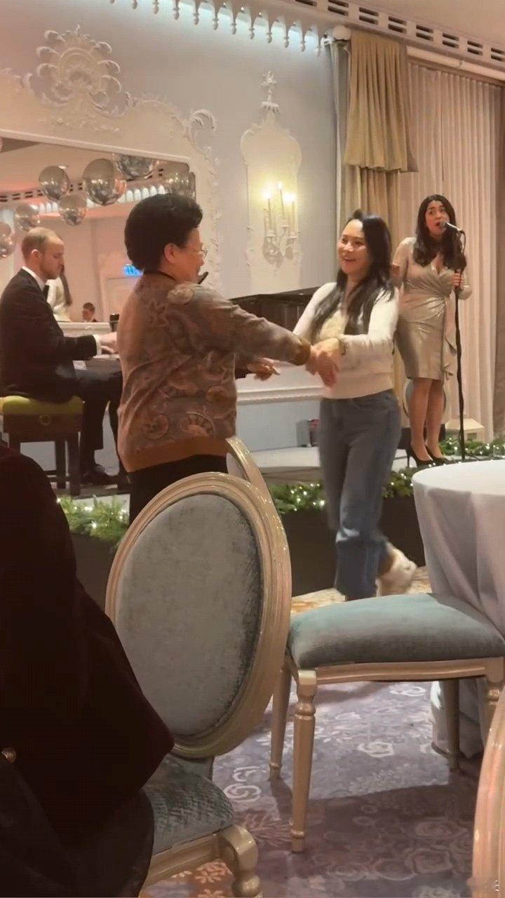 伊能静一家英国过圣诞  伊能静和婆婆圣诞共舞 伊能静带家人去英国过圣诞，好幸福 