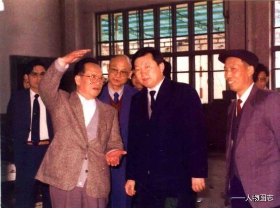 1988年5月9日，谷牧在李省长、丹东市委书记刘仲文陪同下视察齐洛瓦电冰箱厂。
