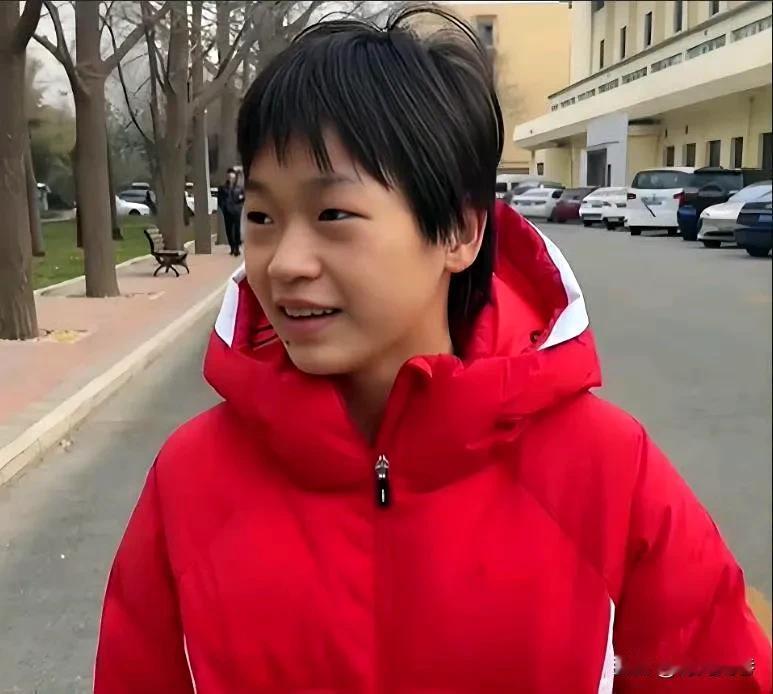 全红婵化完妆的照片显得好成熟，感觉不适合她这个年纪。还是喜欢第一张天真朴实的她。
