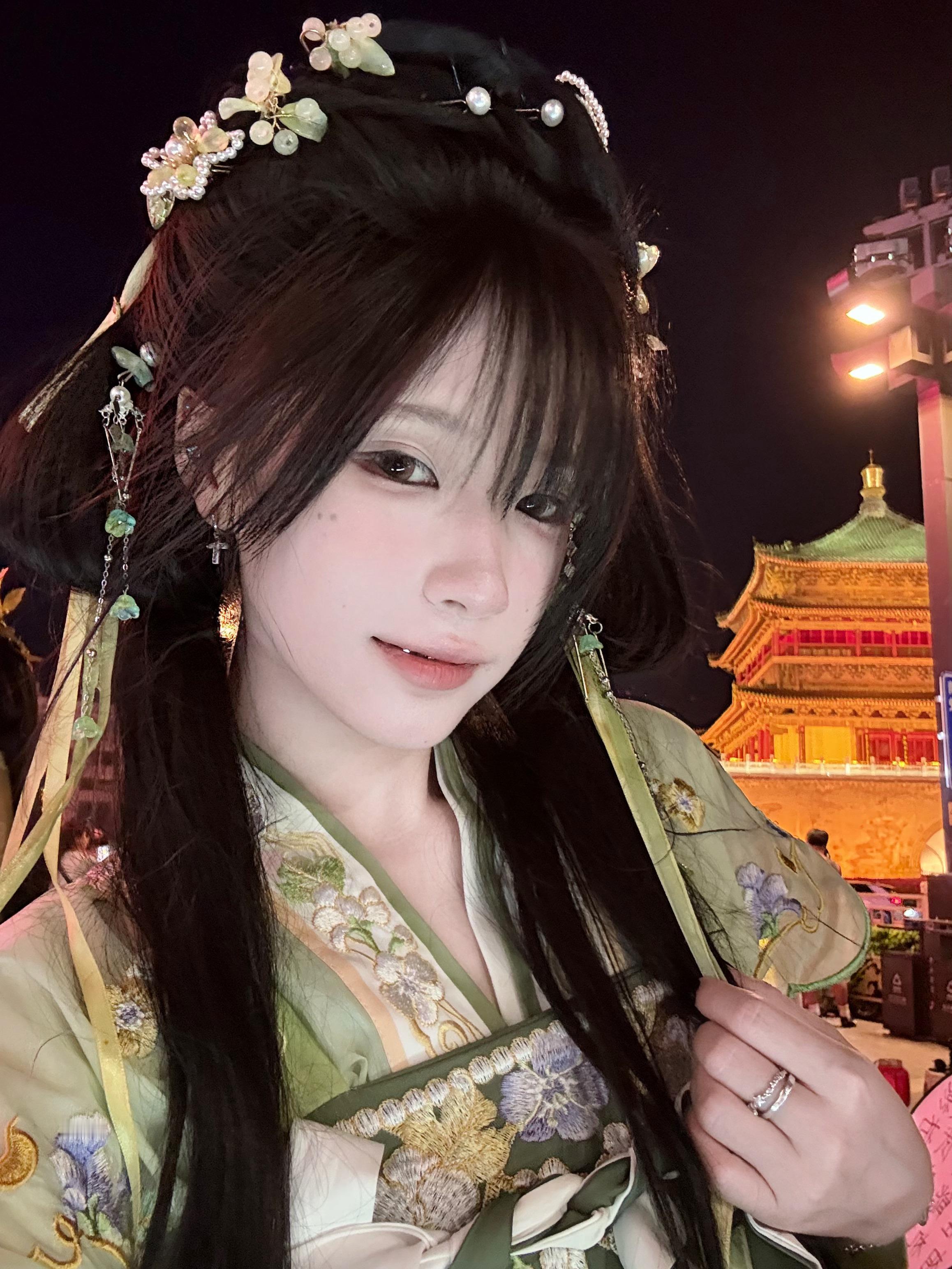 大概是古风来的吧！其实那天我和轩轩下午就出去找妆造店了，但是人真的太多太多等弄好