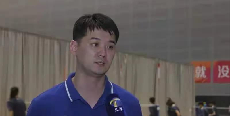 根据全国女排锦标赛的报名名单，天津女排这次的主教练是曹阳，而非王宝泉，也不是陈方
