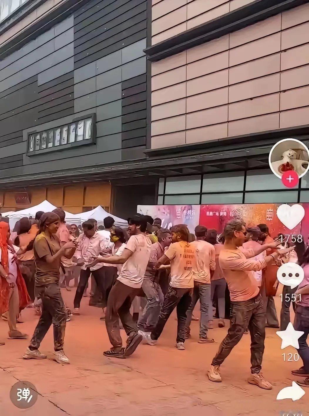 成都环卫工人吐槽印度人自私，为了自己的节日不顾他们的死活！
 
印度人在成都繁华