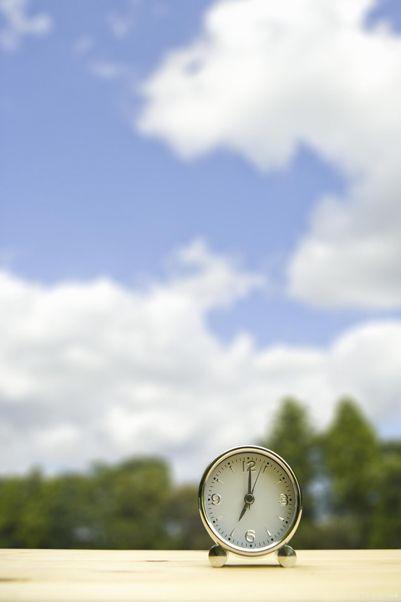 一个人的时光，是属于自己的宝藏时刻。我喜欢慵懒放空，窝在沙发上，就着零食看老电影