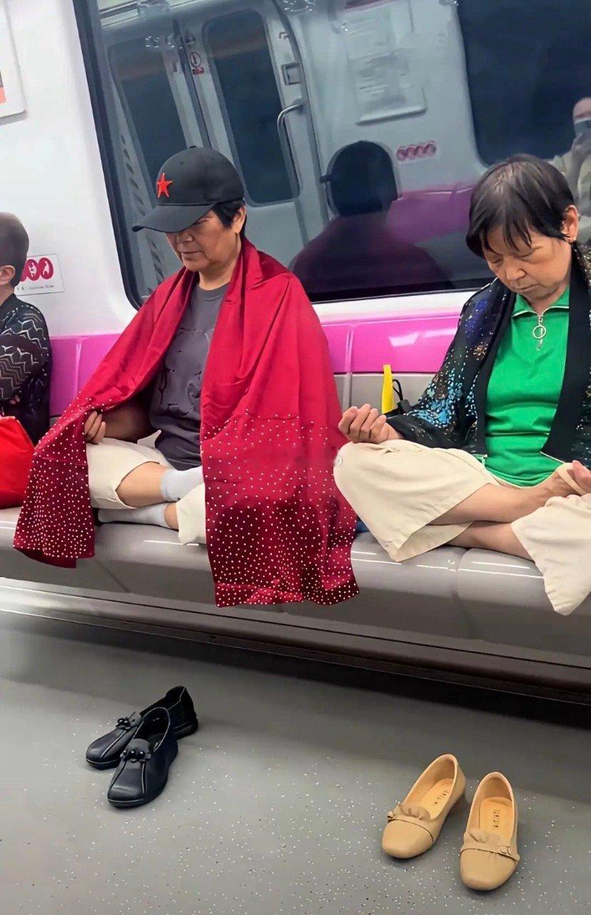 公共场合，如果你遇上这样的“修行者”，你会怎么做？提醒当事人、叫来乘务员、喊来警