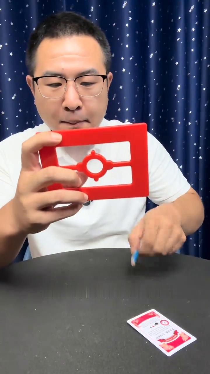揭秘刘谦手穿玻璃，今天终于破解了。
刘谦这个手穿玻璃终于破解了。当年刘谦在春晚上
