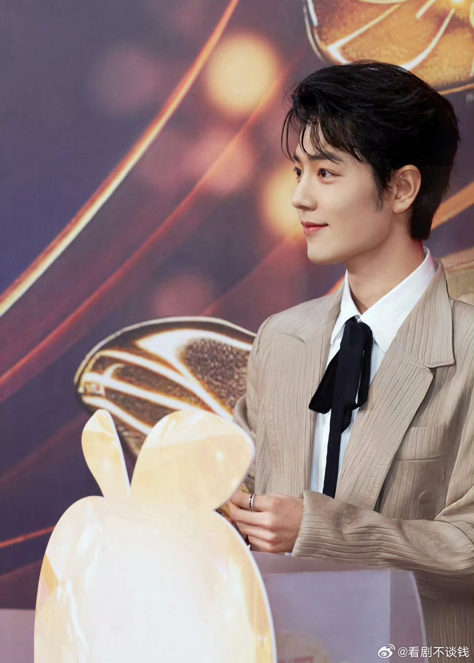 今天我们一起来庆祝smg最年轻的视帝肖战，恭喜恭喜恭喜你，实至名归 