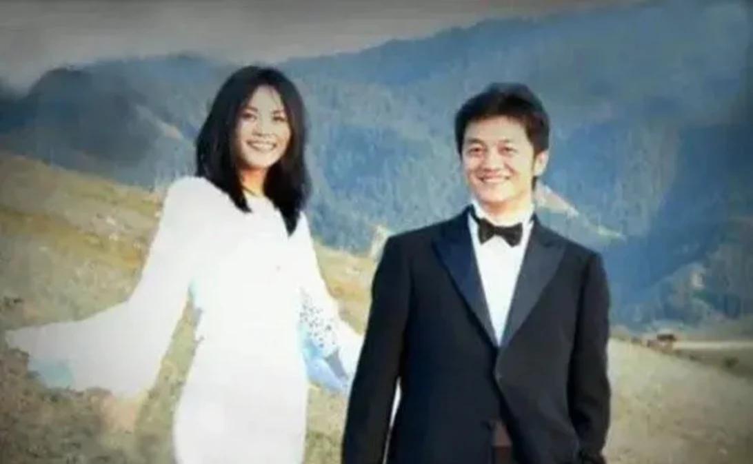 李亚鹏和王菲啊，他俩在天山牧场拍的那结婚照，真是美极了！那时候的王菲，笑得跟朵花