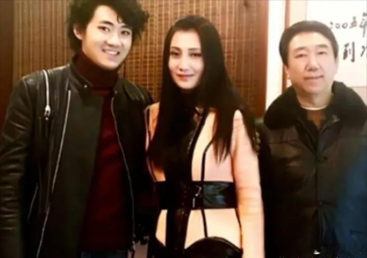林芳兵全家福曝光，她50多岁依旧年轻美丽 ​​​
