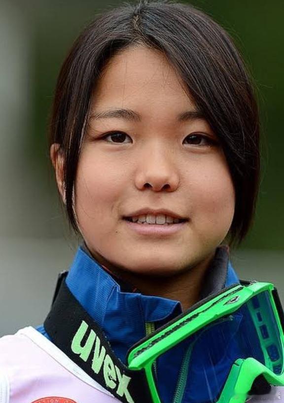 跳台滑雪名将高梨沙罗接受采访，说啥内容不记得，因为网友发现她的最新妆容绝顶了。东