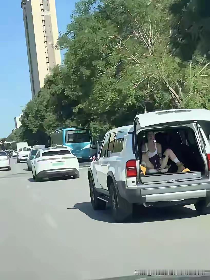 干婚庆也挺不容易啊，你看这个摄影师，一路上都得保持这个动作吧？[黑线][黑线]