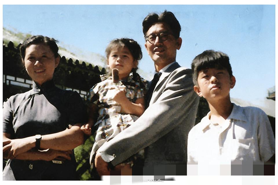 上世纪50年代，乔冠华和龚澎夫妻俩，带着儿子乔宗淮、女儿乔松都拍了这一张超暖心的