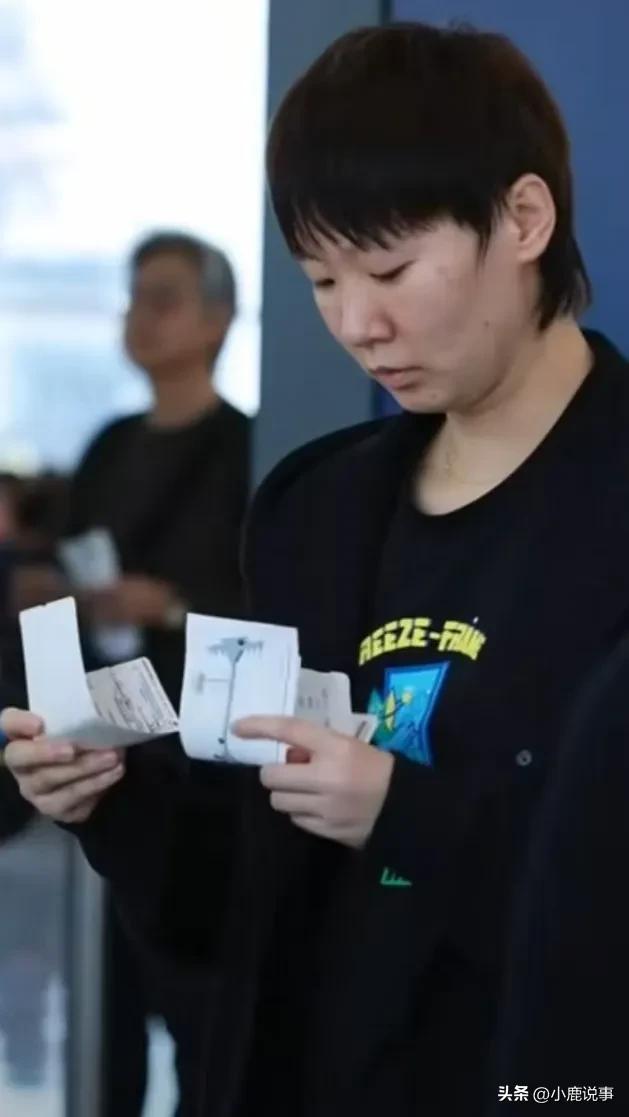 真让人心疼！
王曼昱凌晨独自飞回北京，
整个人落寞又疲惫，看着太让人揪心了。
