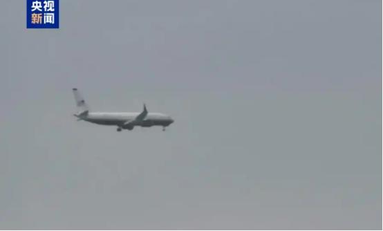 大排面！2026年4月11号这天，美国副总统万斯亲自带着一群人，坐着飞机，还有军