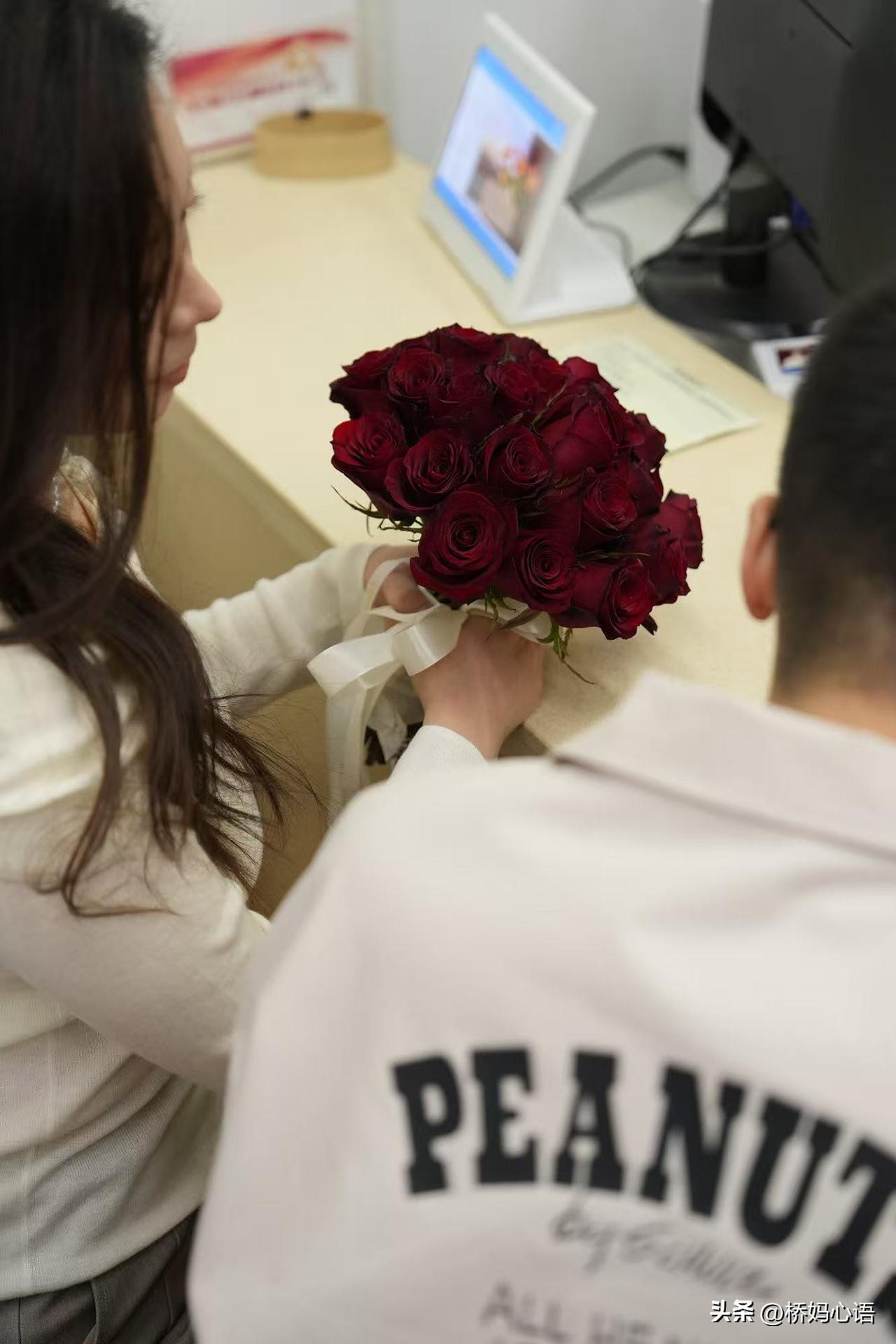 我儿媳可会过日子了，我感觉我们家捡到宝了。

儿子和他对象已经订婚了，婚期定到了