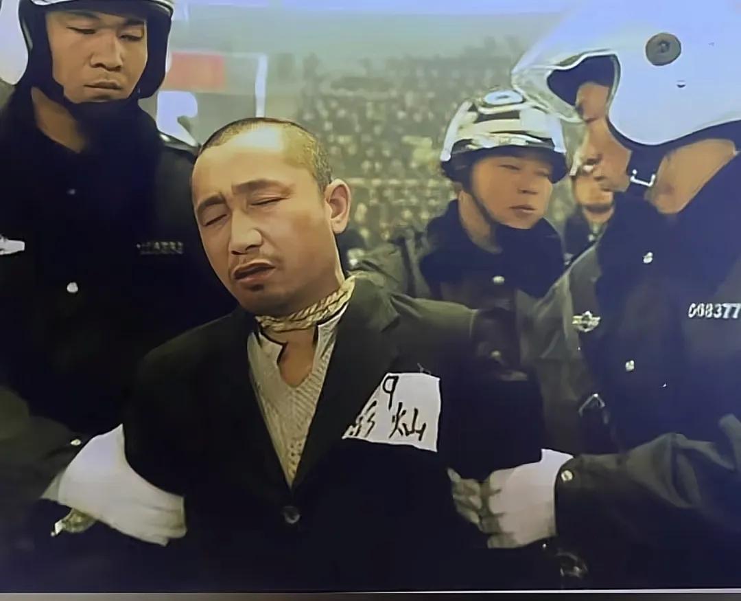 2000年，河南某地，一名死刑犯，被验明正身后，双腿瘫软，镜头中的犯人，已经被五
