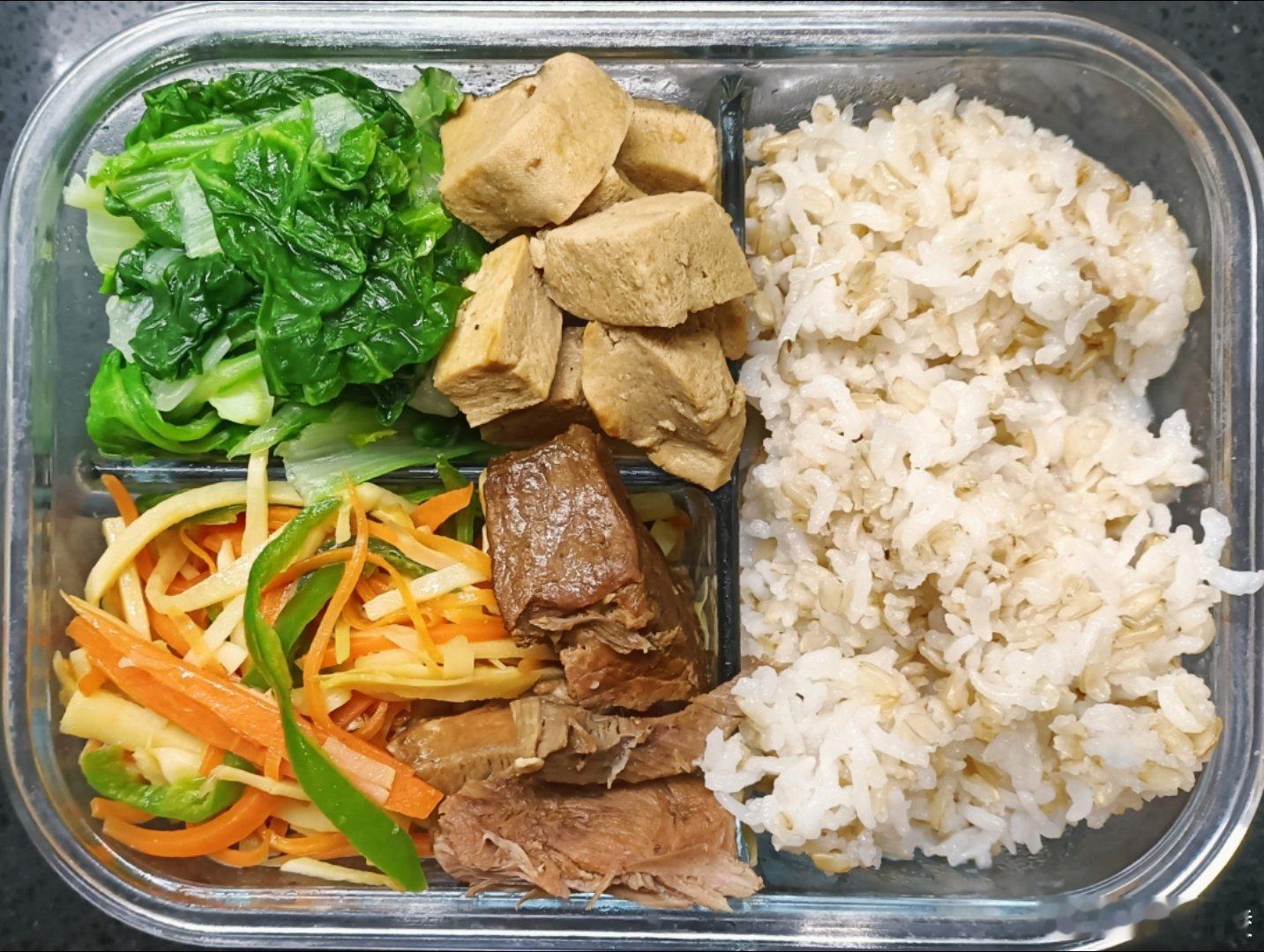 #儿子的午餐##这个问题吃什么# 发酵糙米饭，胡萝卜冬笋辣椒丝，扇子骨肉冻豆腐，