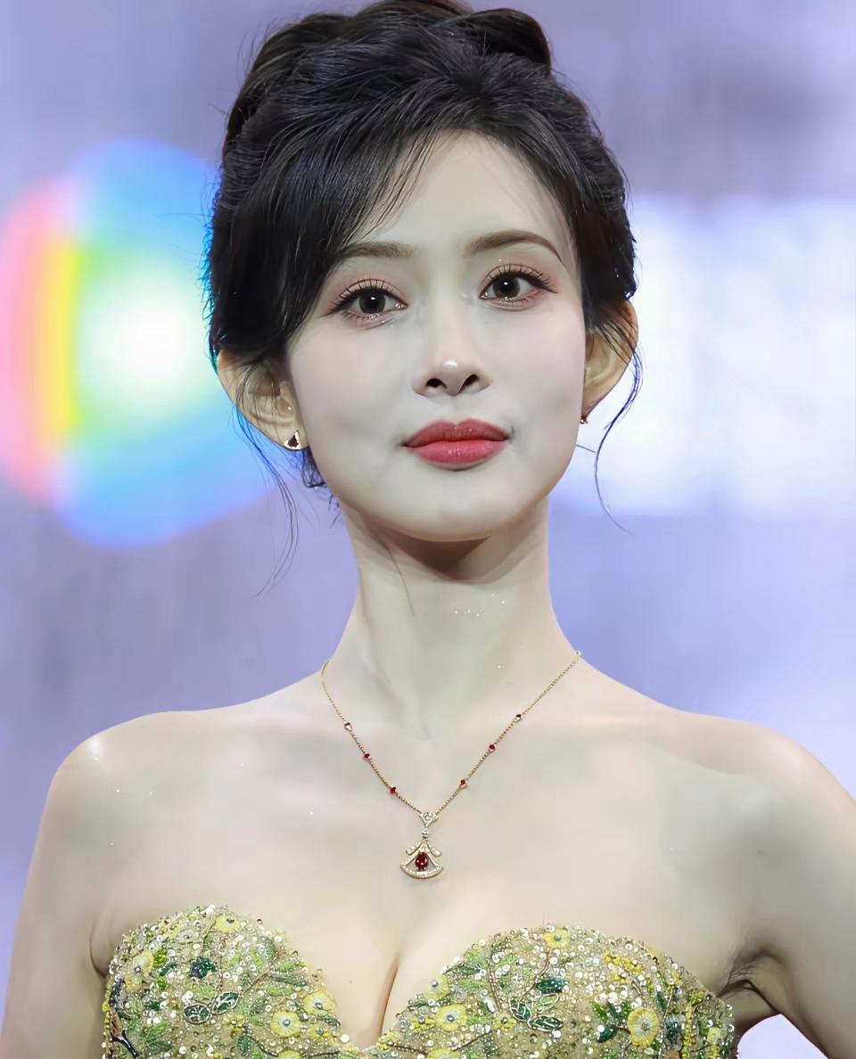 为什么孟子义能大火？
原因很简单，
不是因为她长得好看，而是她真的太真诚了！
