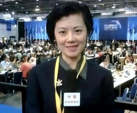 我愿意放弃中国国籍，自愿加入英国！2004年，34岁的姜丰在入籍申请书上签下名字