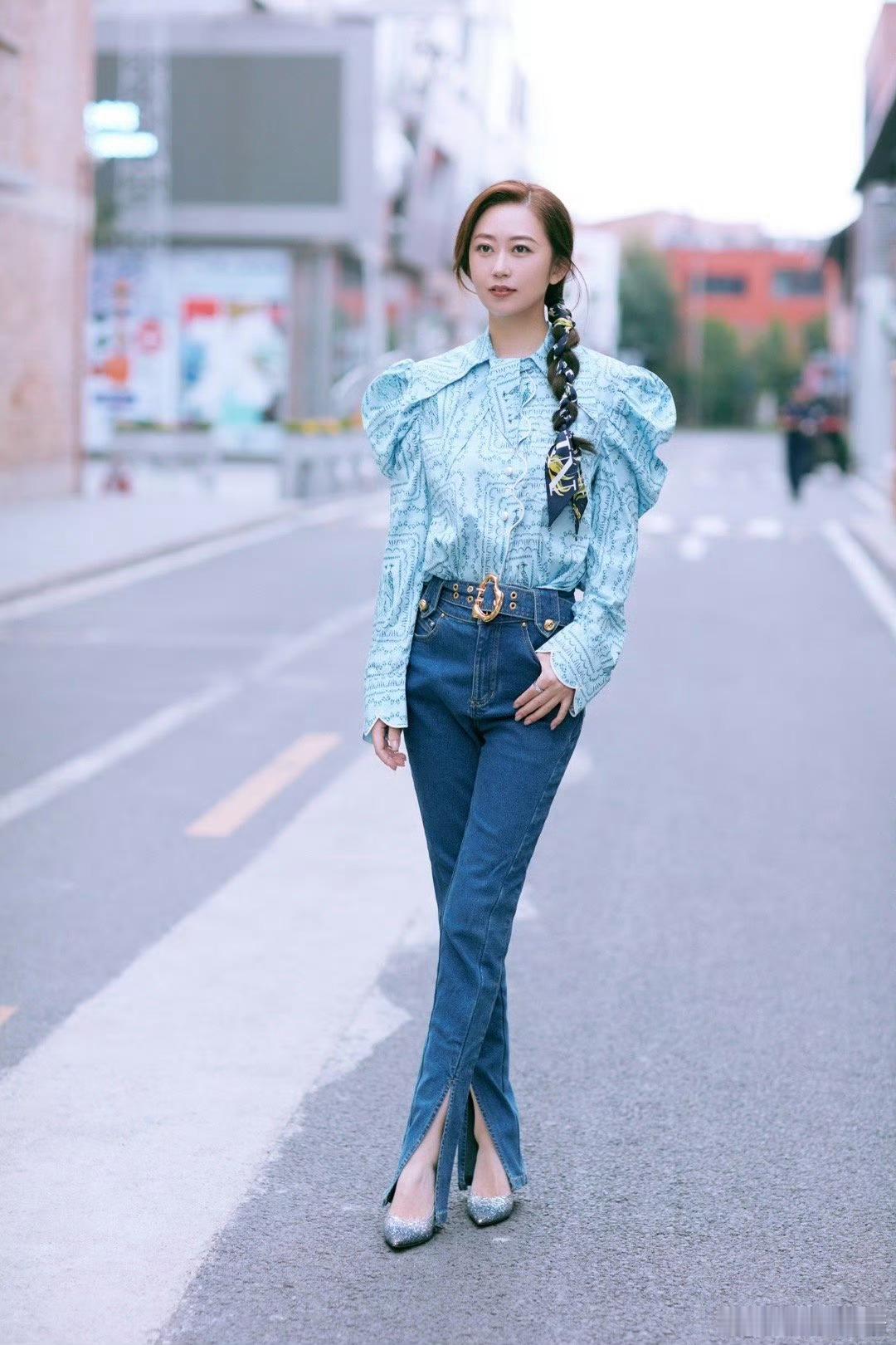 第一次见女主腿的生图这么好看刘芊螢小腿线条流畅得像画出来的，比平时看的精修海报还