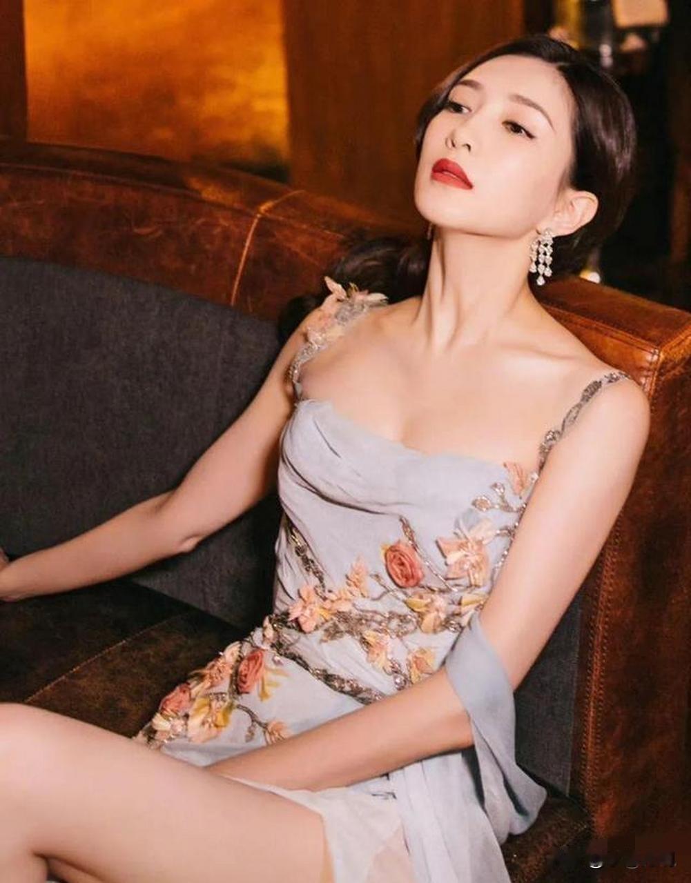 很少看见江疏影穿的这么性感？在我的印象里，江疏影是集美貌和气质于一身的清纯脱俗的