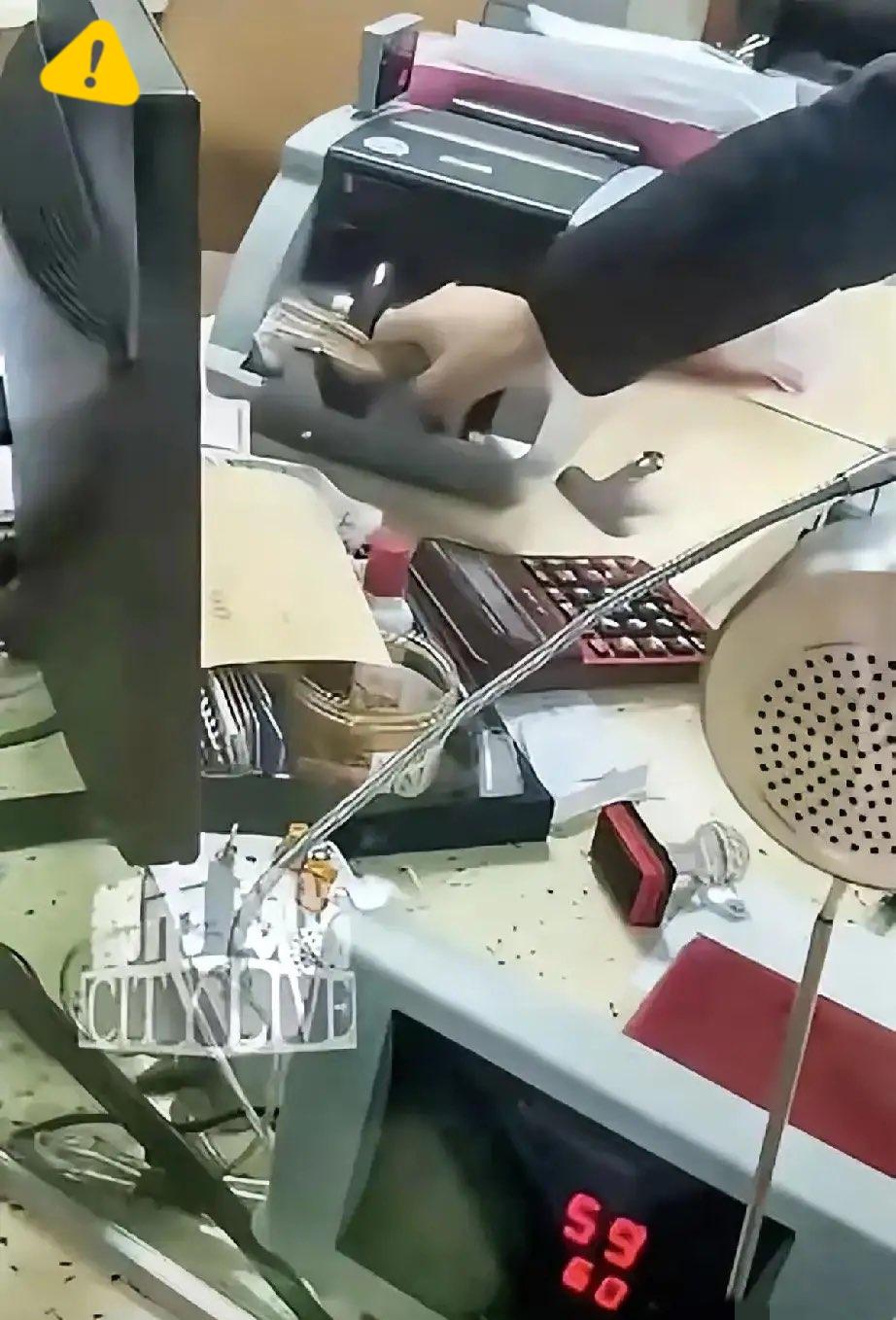 湖南娄底这事儿，看得我头皮发麻。
为了区区5块钱，银行柜员当着客户的面，把掉出来