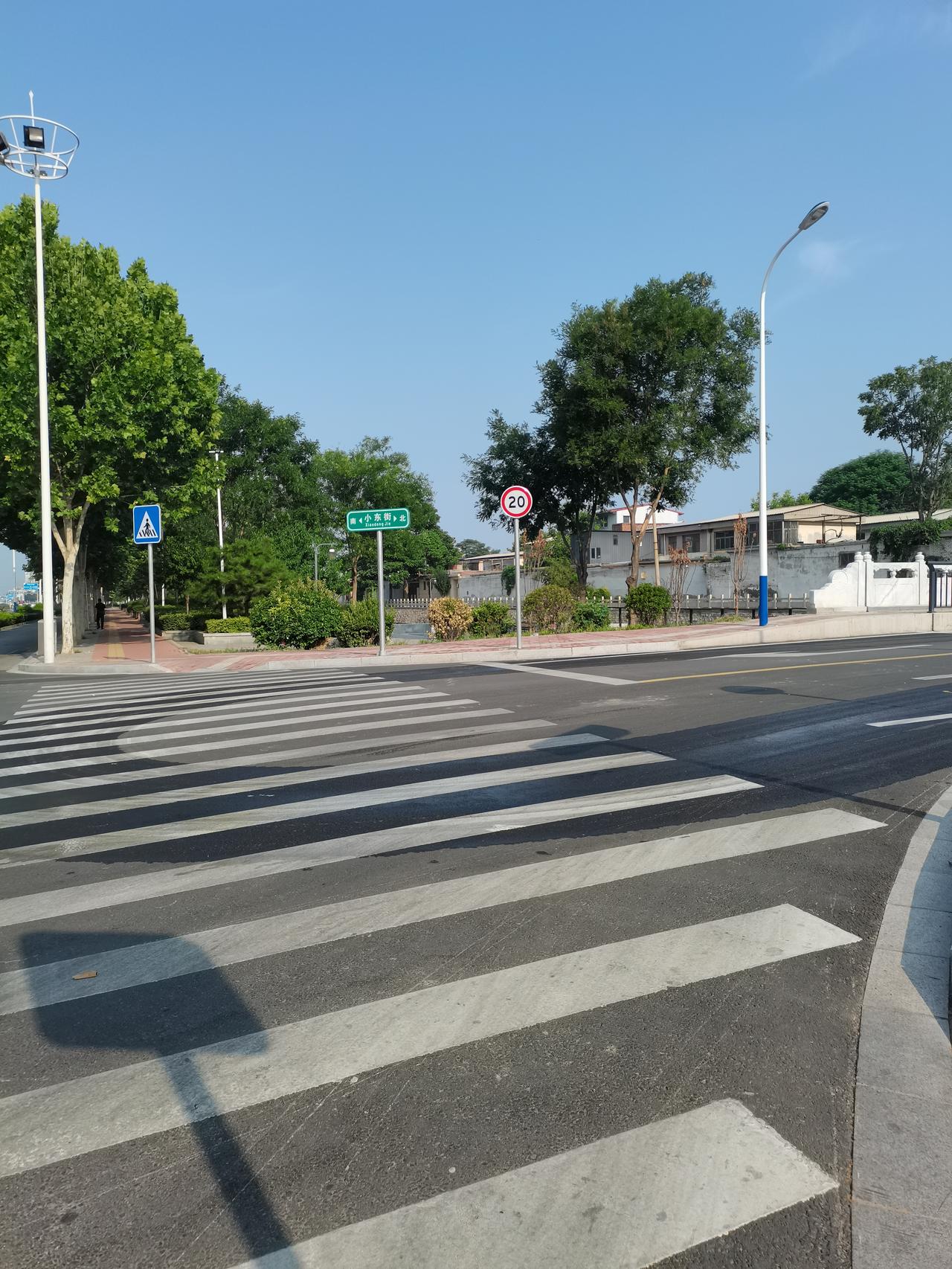 在老城区小西街
路西
原先有许多空地
近期修了许多这种建筑
是不是要做门市