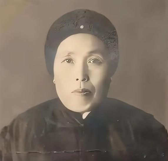 1891年，16岁的张作霖落难乞讨，孙寡妇看中了他，解开衣扣，掏出一块腰牌给他：