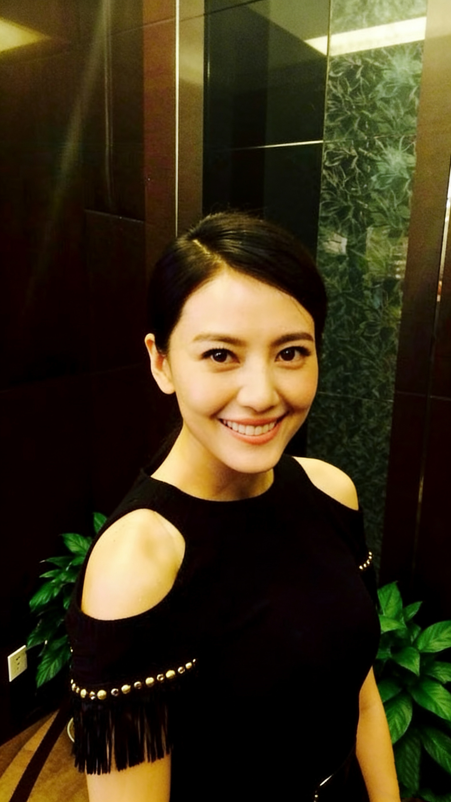 利落的短发搭配设计感十足的露肩黑裙，既保留了她标志性的温婉气质，又多了几分灵动俏