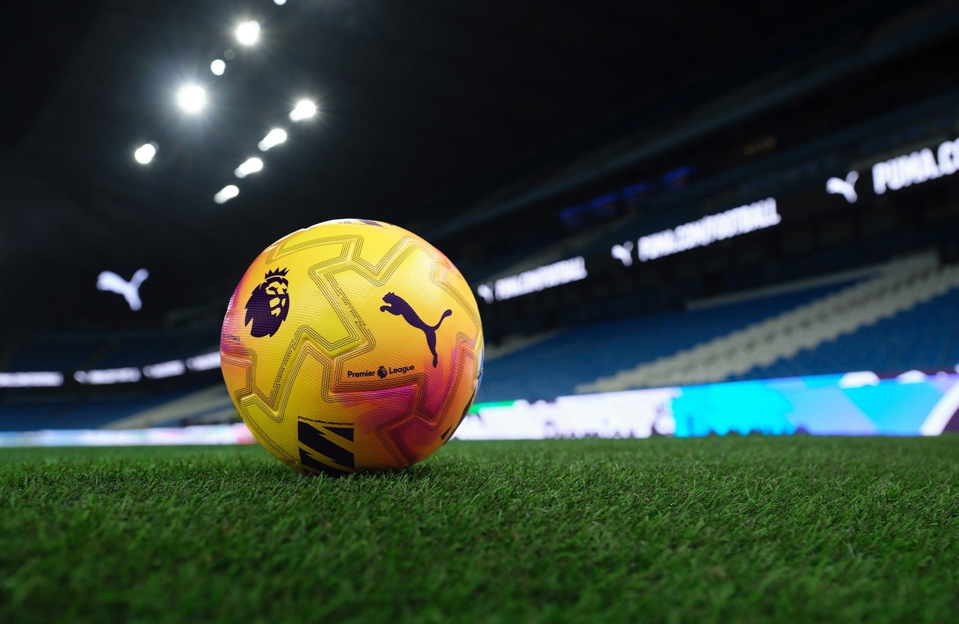 英国首相斯塔默访华 英国首相斯塔默访华期间，送了一颗英超官方比赛用球Puma O