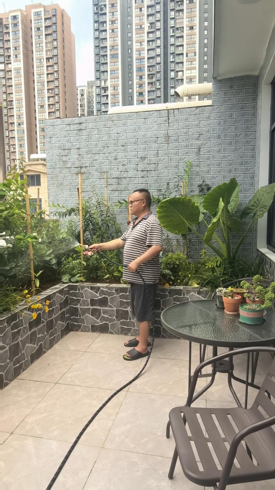 在国粹声声中给花草瓜豆浇水，安安静静度时光！
   周末一早起床，听听国粹京剧，