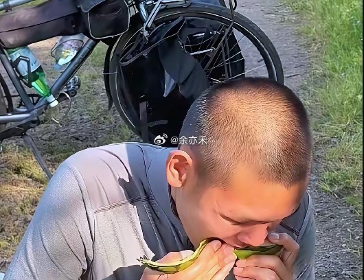 被这张照片震撼了！节省到连西瓜皮都不浪费，广西洪灾却大方的捐出一百万，骑行青年博