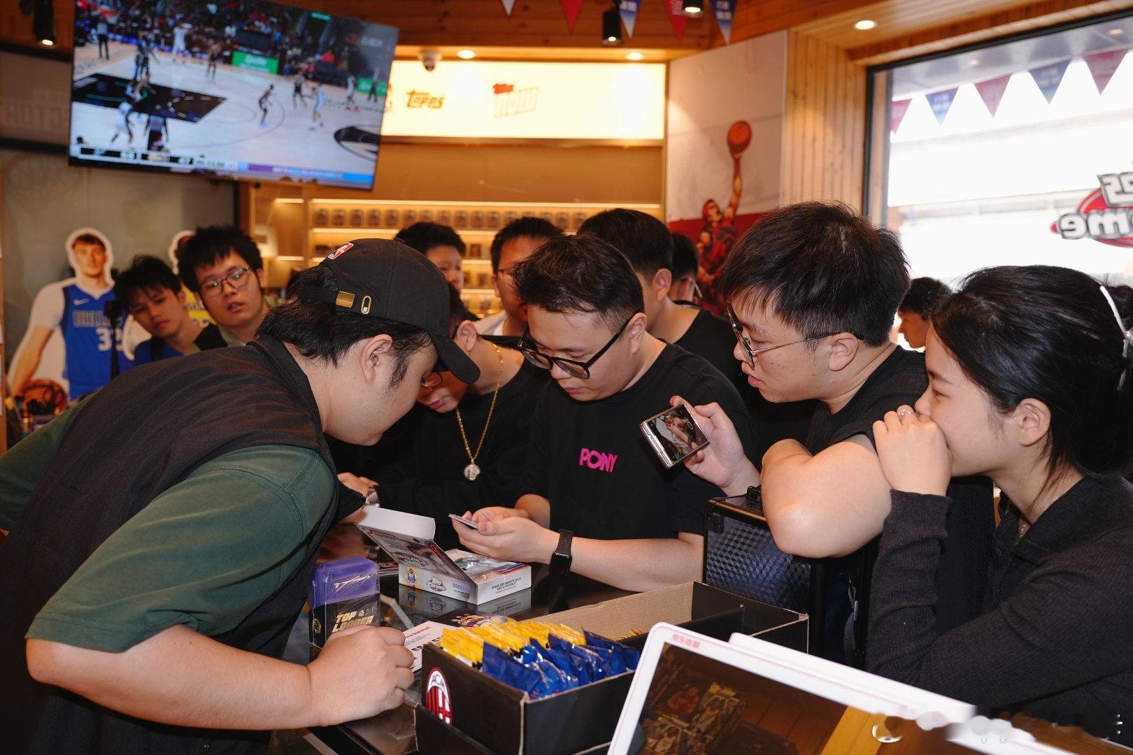 这波线下拆卡，你参与了吗？💥五座城，同一个动作——拆！这个冬天，2025-26