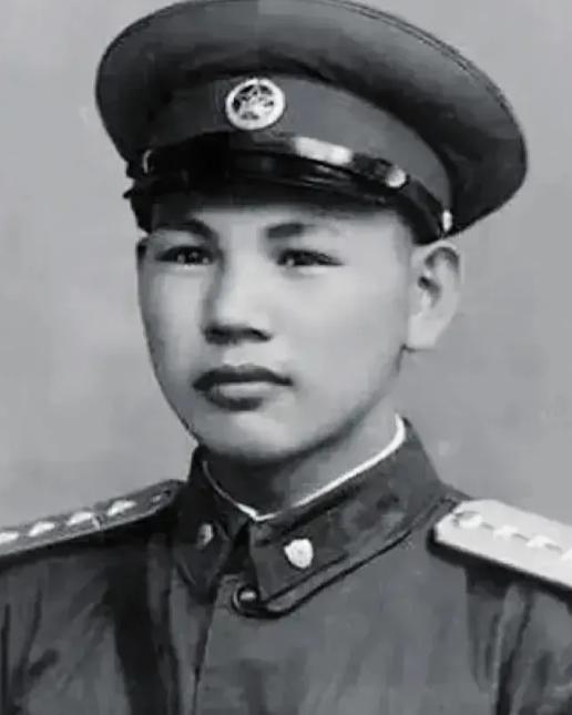 1945年，八路军在公路上伏击日军，排长见日军人数太多，就下令撤退，谁知一个小战