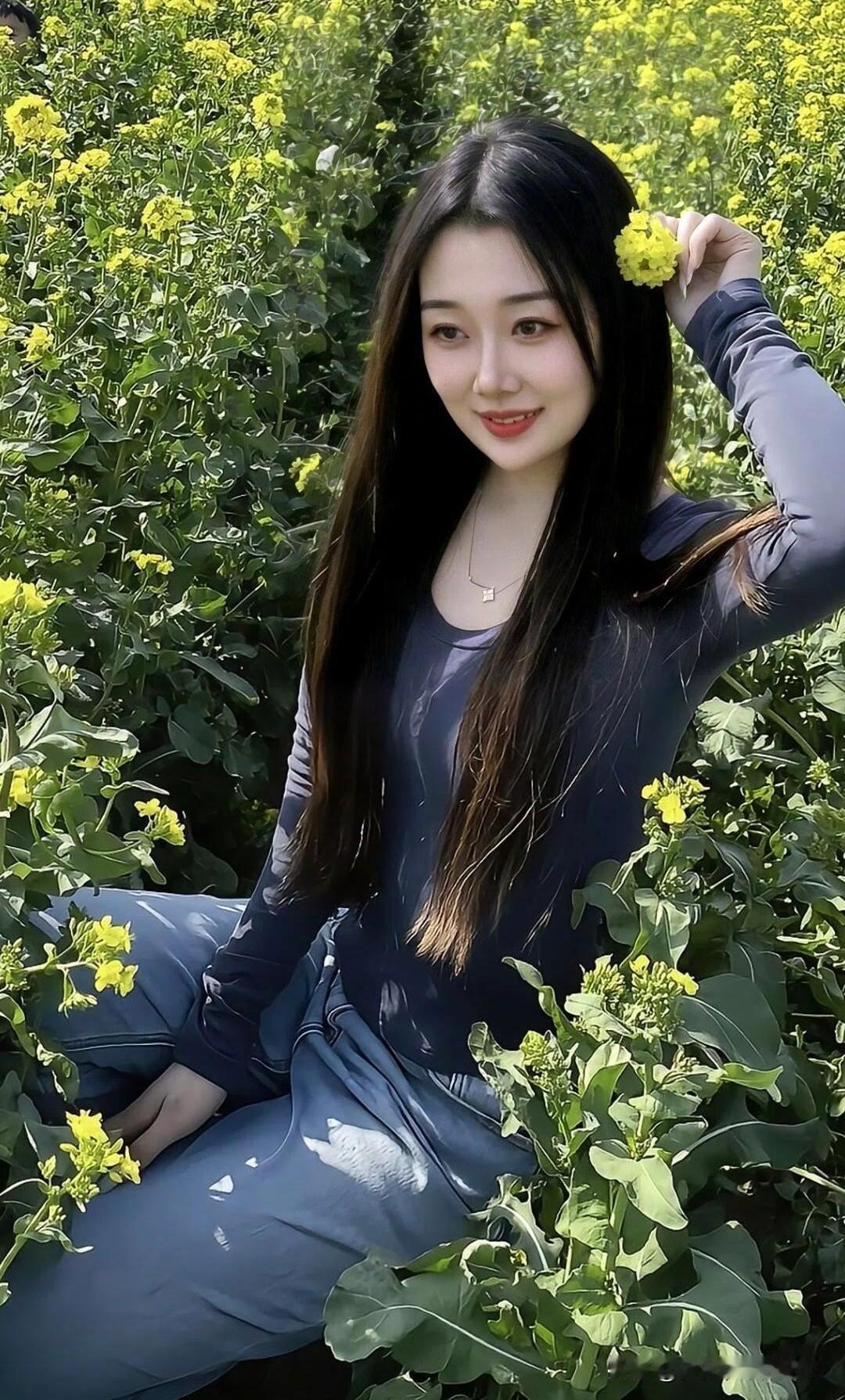 来考考大家眼力，猜猜这位女士看上去多大。
 
穿着简约，气质温婉，平时保养得挺好