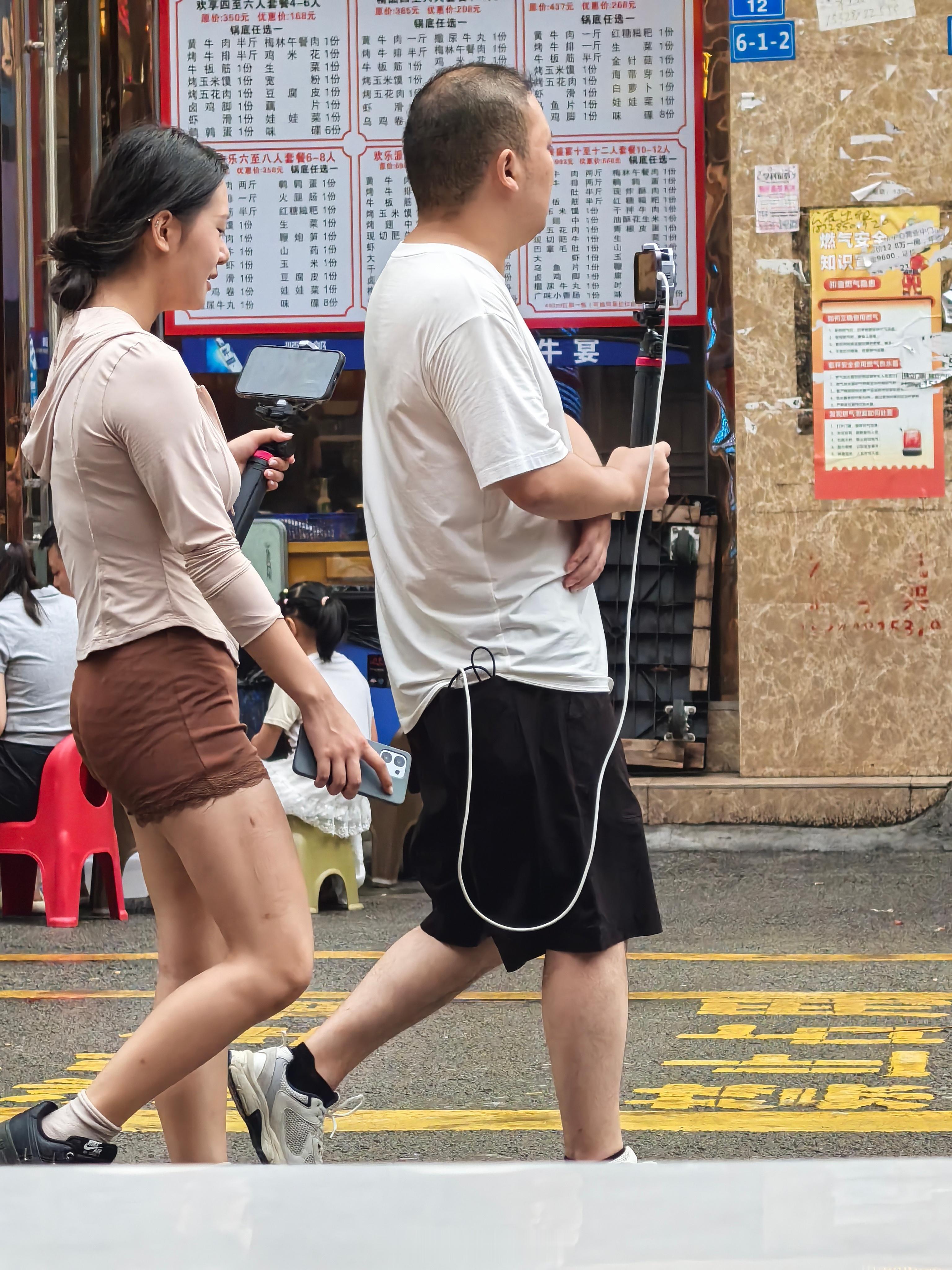 视高的餐饮店还是很与时俱进，请来了一个专业的探店团队为他们直播，路过的时候看了一