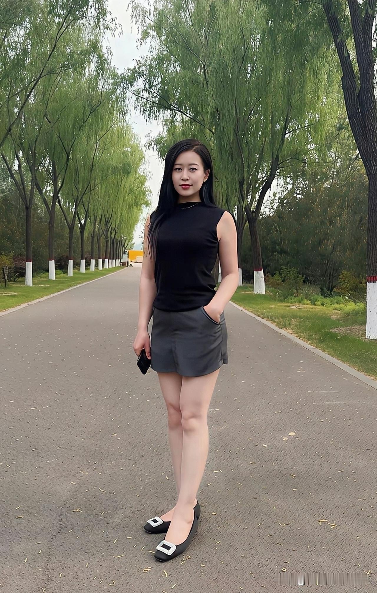 绿树阴中人影长   轻纱拂面意自凉