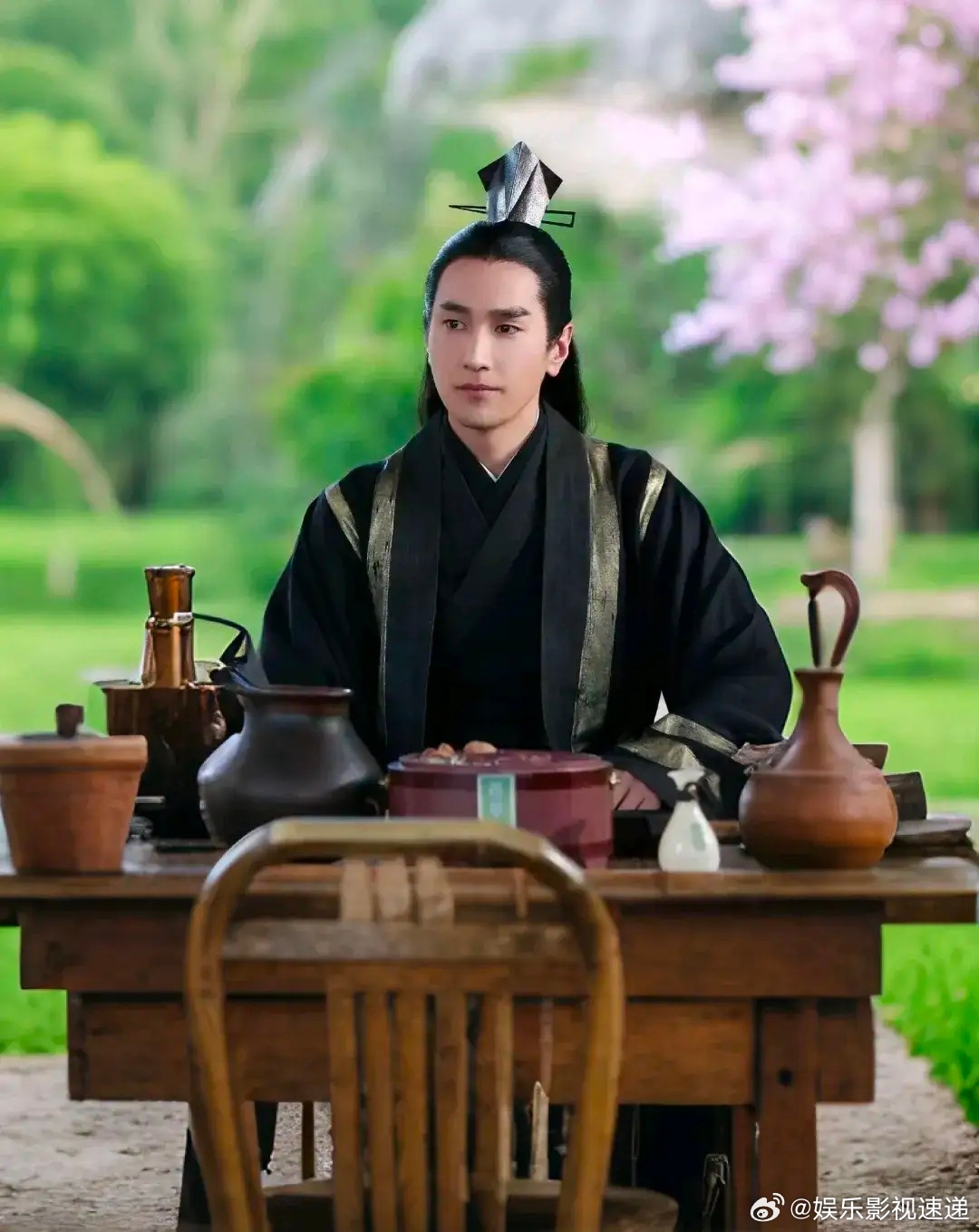这二位演员，都是颜值不高，同时在古偶剧演英俊帅气的男主。第一位，赵又廷。古偶颜被