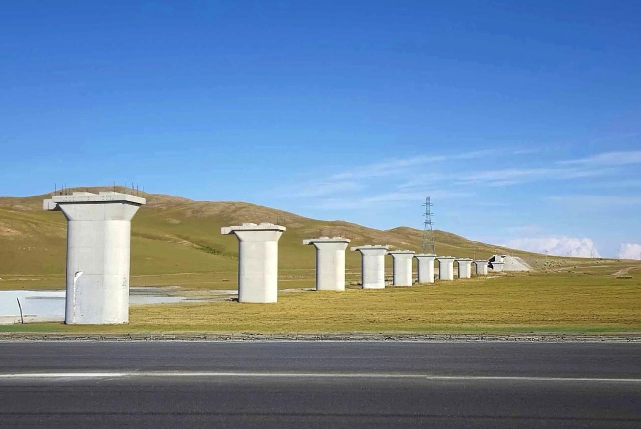 很多人只盯着新建高铁的里程，却忘了国内还有不少停摆多年的铁路项目。烂尾15年，跨