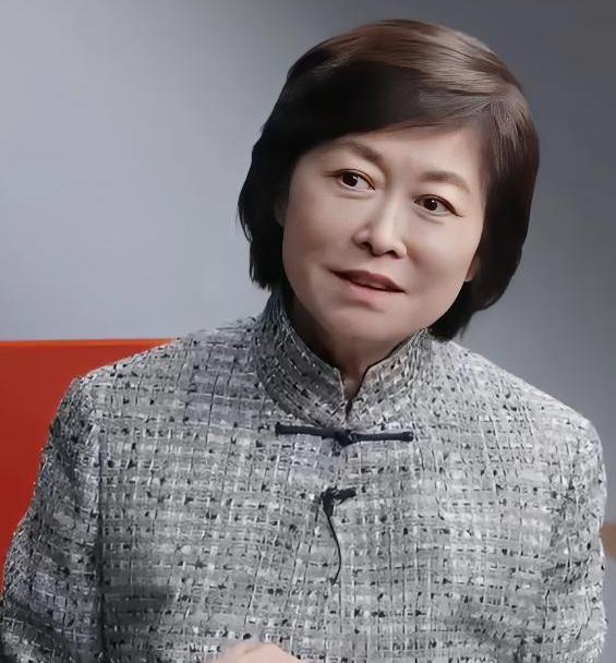 家里老人看了敬一丹的面相
沉默了很久。
我问怎么了，
她说这种面相一看就很要强，