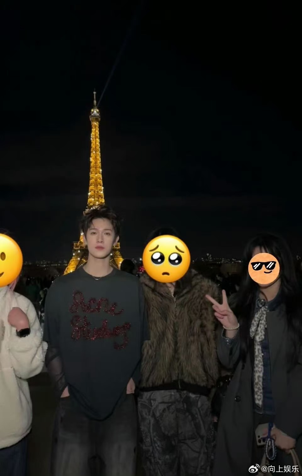 巴黎铁塔下的李昀锐李昀锐巴黎偶遇合照 巴黎铁塔下的李昀锐来啦，谁来懂下这个小林帅