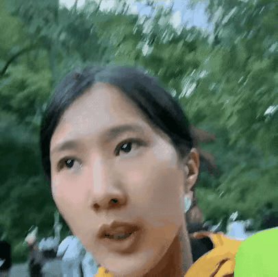 那只帮女游客拔苍耳的猴子，手法比我家那位还利索。拔完还嫌弃地把人脑袋推开。我刷到