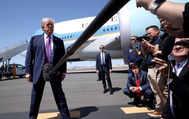 一方面宣称谈判，另一方面升级局势。

特朗普刚刚宣布，炮轰并扣押了一艘伊朗货船。