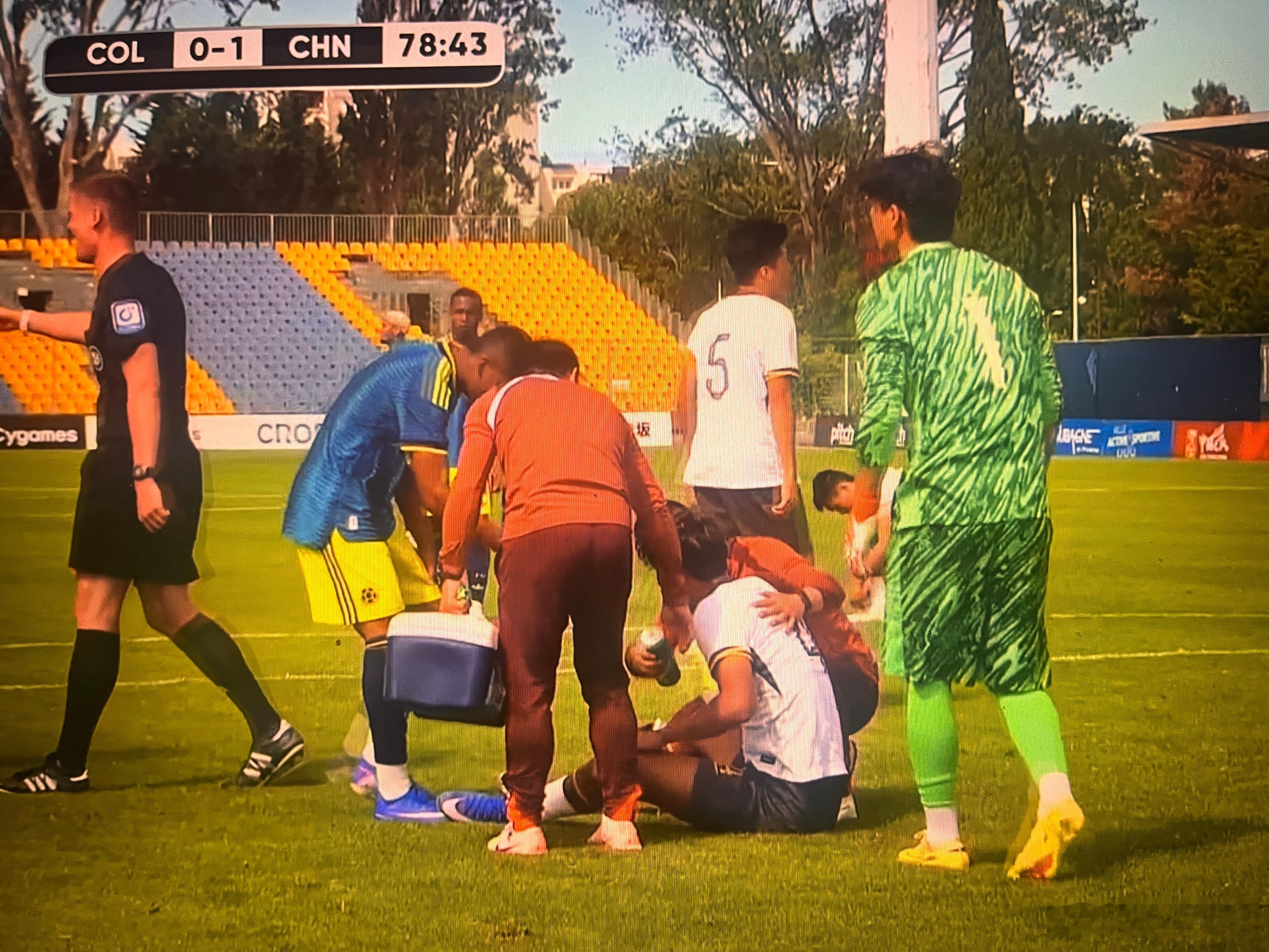 哥伦比亚U19球员直红罚下一人，U19国足多一人，且1球领先，形势有利。u19国