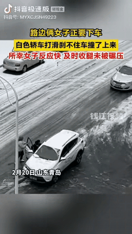 太惊险了，多亏这个女的反应快，动作迅速，及时收腿，避免了一起事故，小车司机应该感
