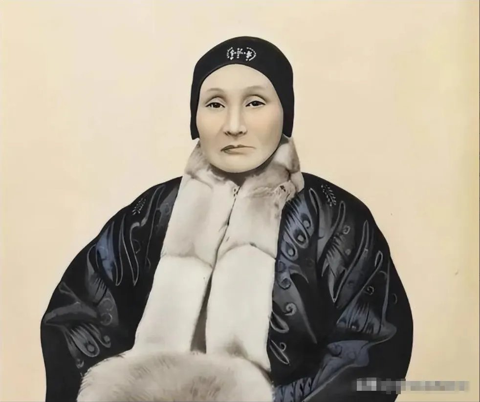 这是蒋介石生母王采玉的彩色肖像画，画面底色素净柔和。 