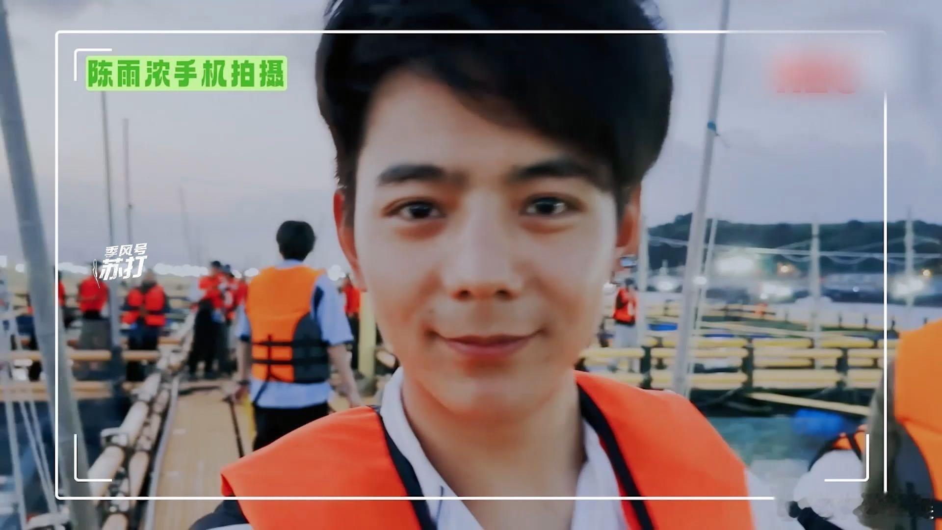 #陈雨浓拍的丁真#看到丁真在拍照时比了个耶，有被他俩的镜头可爱到，陈雨浓开启的抓