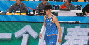 曾凡博赛季首秀 北京男篮vs广东男篮 曾凡博首节替补登场，这是他在受伤之后、时隔