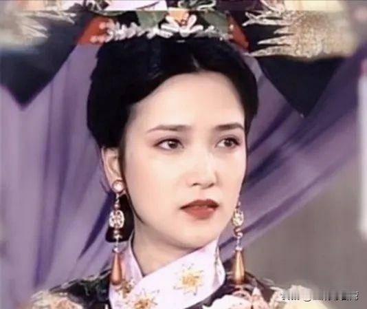 她，曾经是《红楼梦》里的秦可卿、《水浒传》里的李师师、《三国演义》里的小乔。她，